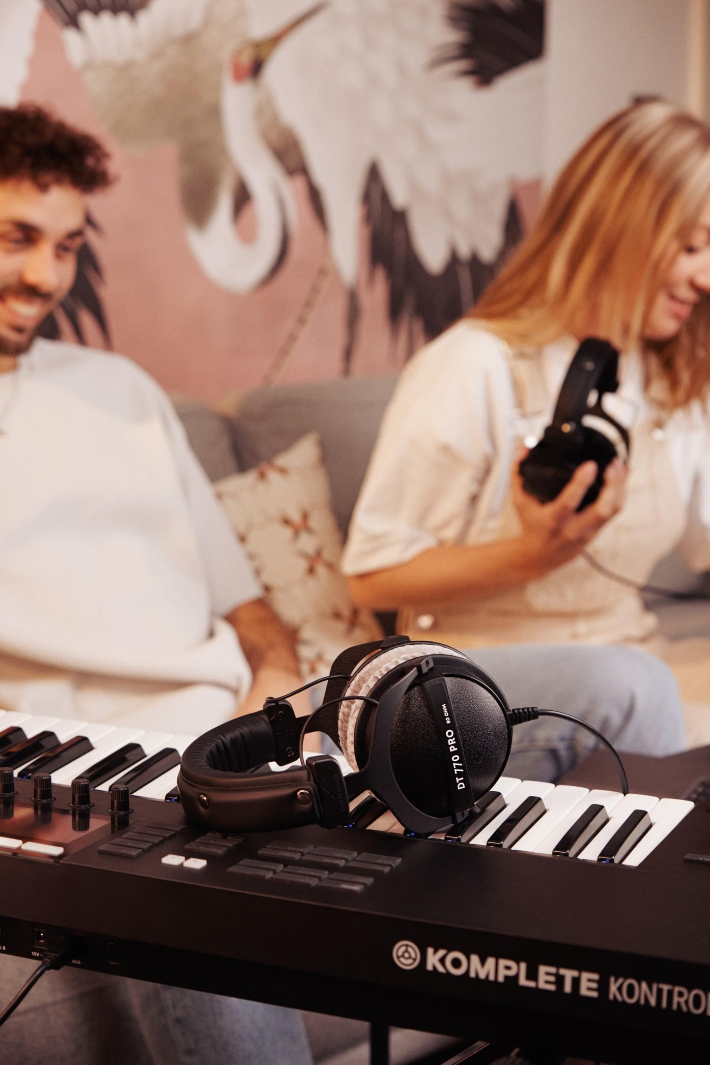 beyerdynamic DT 770 PRO 80 Ohm Over-Ear-Studiokopfhörer in schwarz. Geschlossene Bauweise, kabelgebunden für professionelles Recording und Monitoring