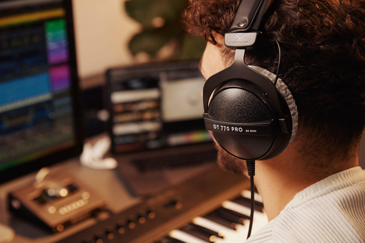 beyerdynamic DT 770 PRO 80 Ohm Over-Ear-Studiokopfhörer in schwarz. Geschlossene Bauweise, kabelgebunden für professionelles Recording und Monitoring