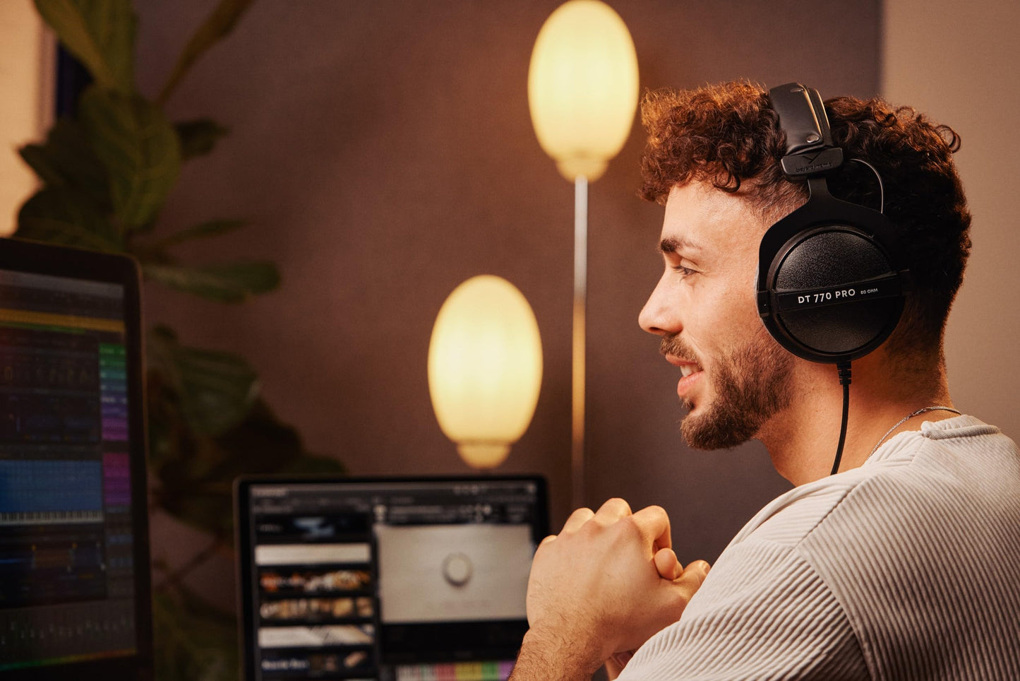 beyerdynamic DT 770 PRO 80 Ohm Over-Ear-Studiokopfhörer in schwarz. Geschlossene Bauweise, kabelgebunden für professionelles Recording und Monitoring