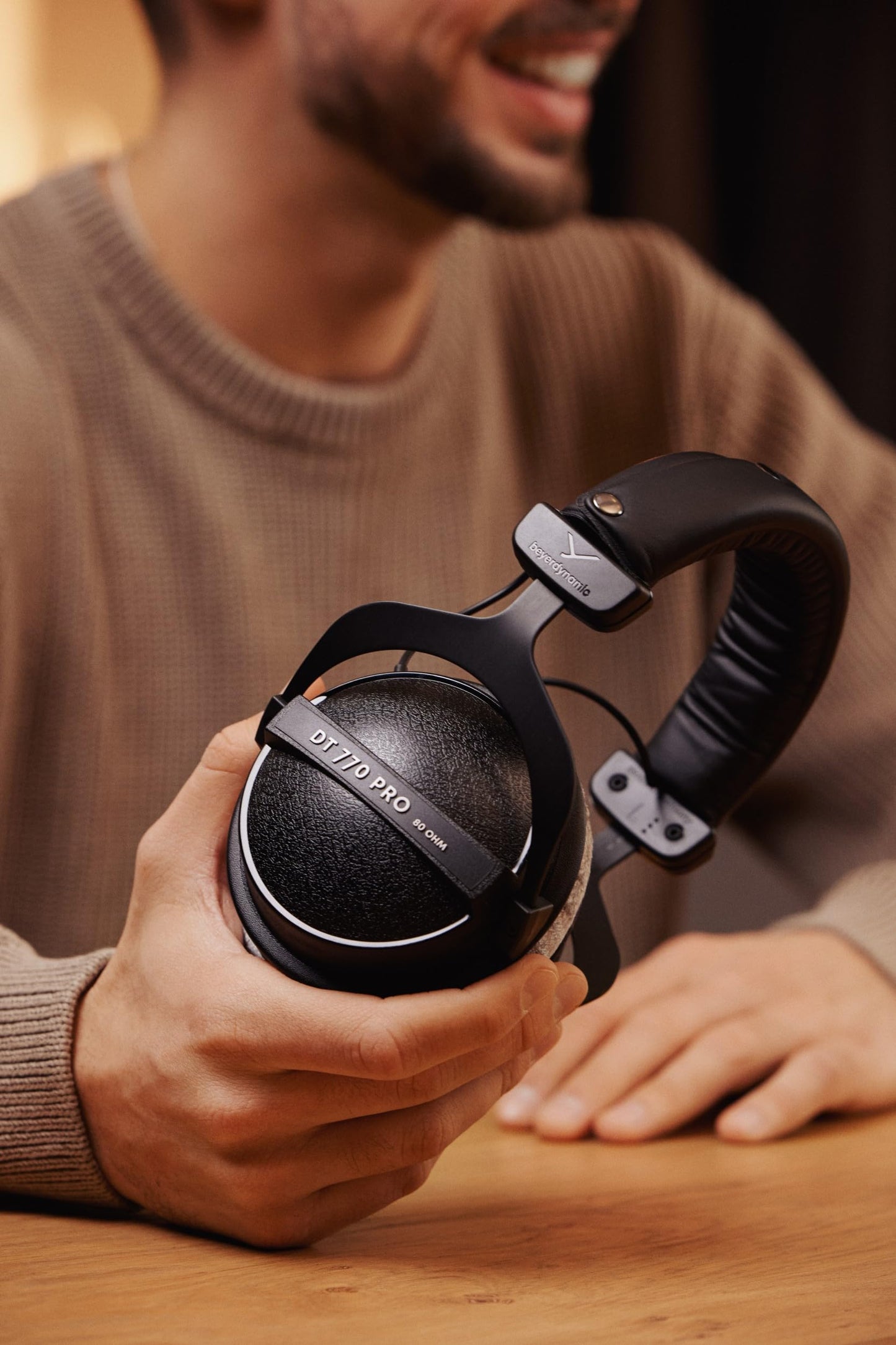 beyerdynamic DT 770 PRO 80 Ohm Over-Ear-Studiokopfhörer in schwarz. Geschlossene Bauweise, kabelgebunden für professionelles Recording und Monitoring