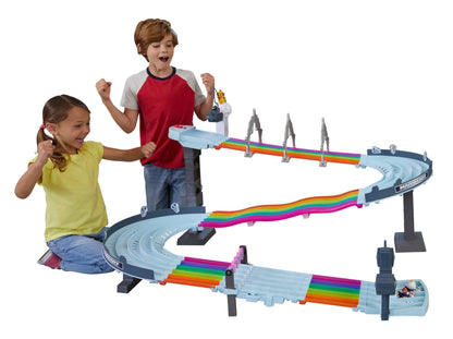 Hot Wheels Mario Kart Autorennbahn in Regenbogen Farben, inkl. 2 Spielzeugautos (Mario & King Boo), mit Beleuchtung und Geräuschen,