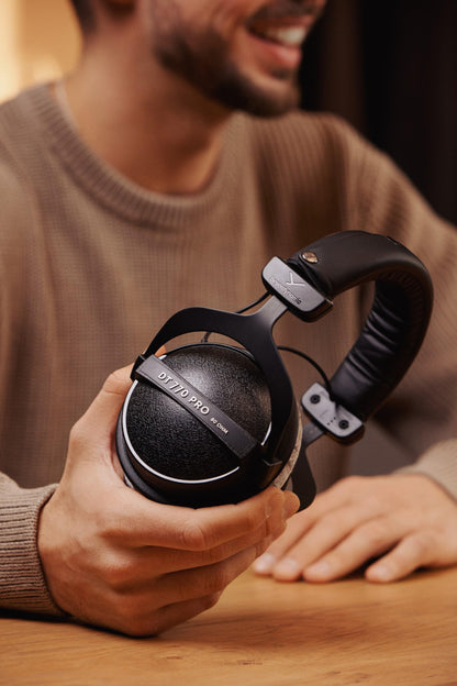 beyerdynamic DT 770 PRO 80 Ohm Over-Ear-Studiokopfhörer in schwarz. Geschlossene Bauweise, kabelgebunden für professionelles Recording und Monitoring